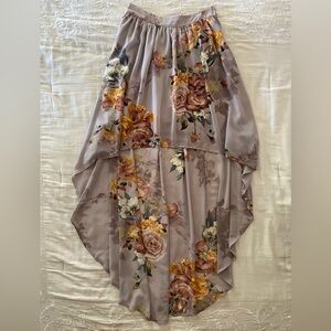Beautiful floral Windsor high-low skirt. Size small.